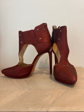 L.A.M.B Women's Burgundy Cutout High Heel Pump 7.5